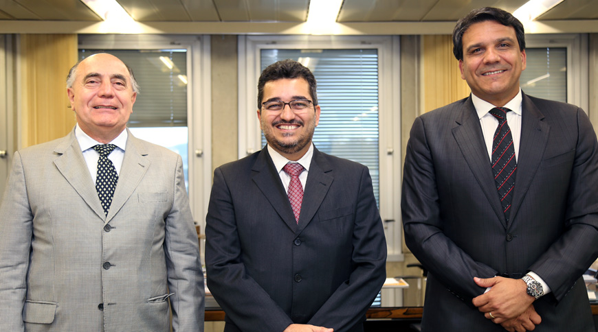 Presidente do TCEMG, Cláudio Terrão, entre Bernardo Salomão e Luciano Ferraz, presidente e diretor jurídico da Cemig. (foto: Thiago Rios)
